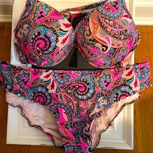 Shade & shore bikini. Worn a couple times. Like brand new. Adjustable top.